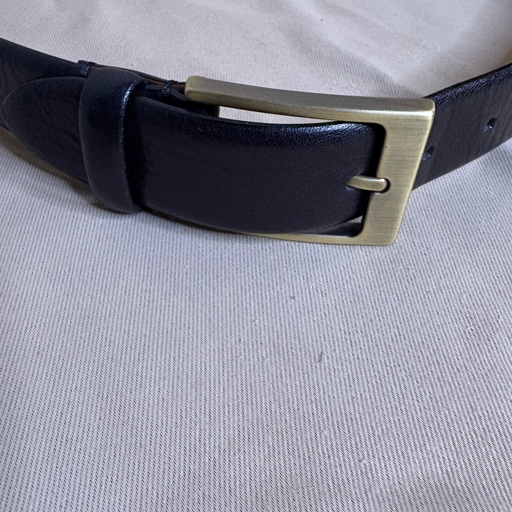 Elegant Black Leather Women's Belt - Picture 2 of 3